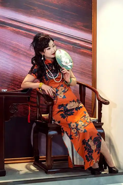 多少女子,都梦想着有一袭华美的旗袍,得体地穿在身上,风姿绰约,尽显