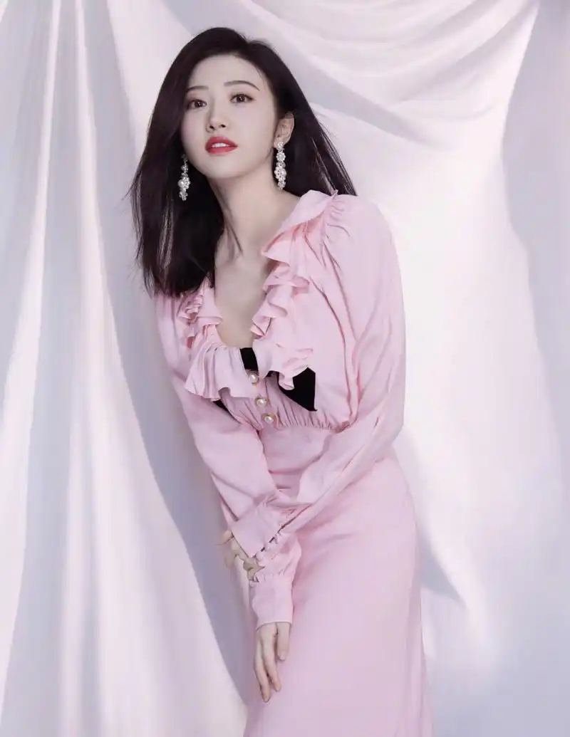 景甜好美,一袭粉裙,清纯甜美,温婉可人,满满的少女感!