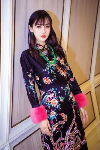 angelababy穿印花旗袍显俏娇小腹平坦 网友:孕肚呢?