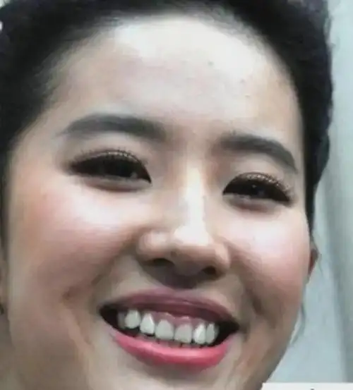 说实话,刘亦菲算不上漂亮,五官单拿出来,没有一个是扛打的|素颜|许晴