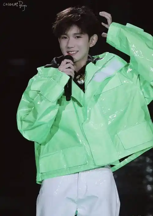 王源在最新采访中模仿粉丝喊口号,还对"爬墙"做提醒,太搞笑了_节目