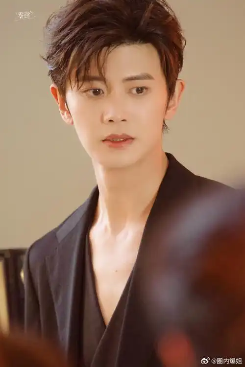 任嘉伦#品牌活动生图96贵公子气质藏不住了深v西装好撩人