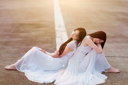 秋天美景阳光下的两个可爱好闺蜜