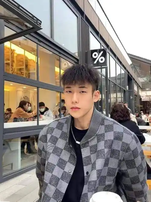 超级减龄的9款碎盖头发型