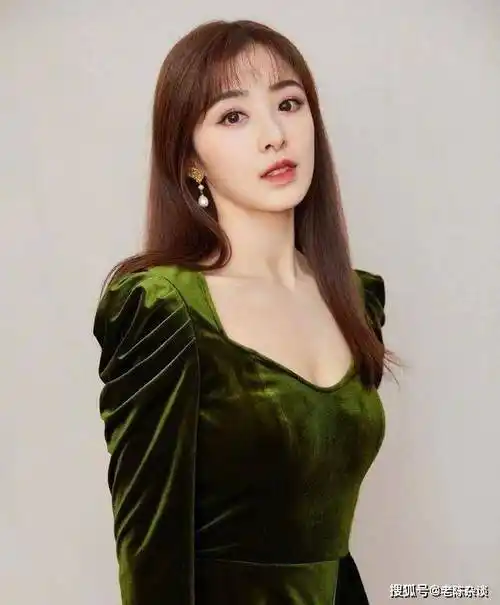 34岁张含韵饱满性感,越来越有韵味了!_身材_生活_女神