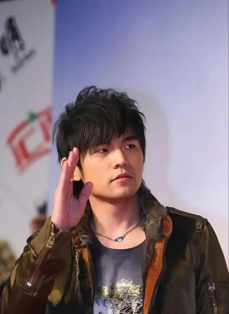 发型非常酷很适合周杰伦 作者赞过 1年前·湖北 4 分享 回复 孙