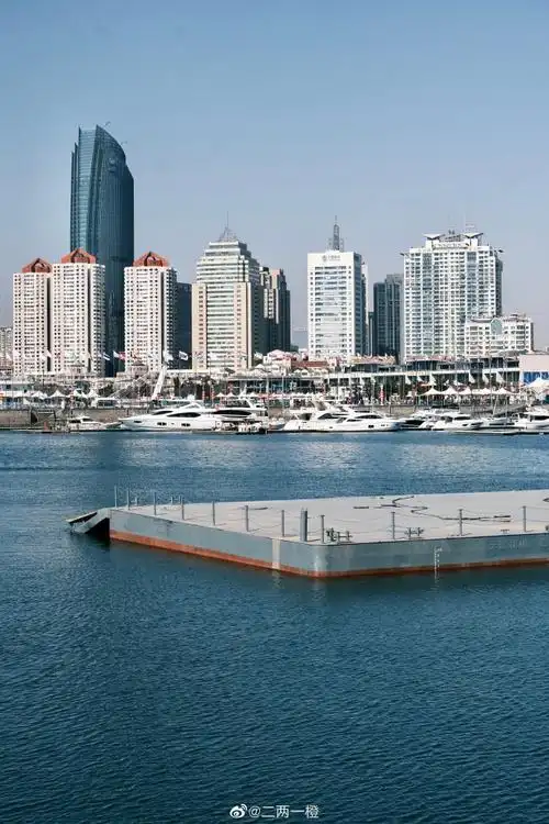 青岛|奥帆中心毗邻五四广场和东海路,市内的著名风景点"燕岛秋潮"位于