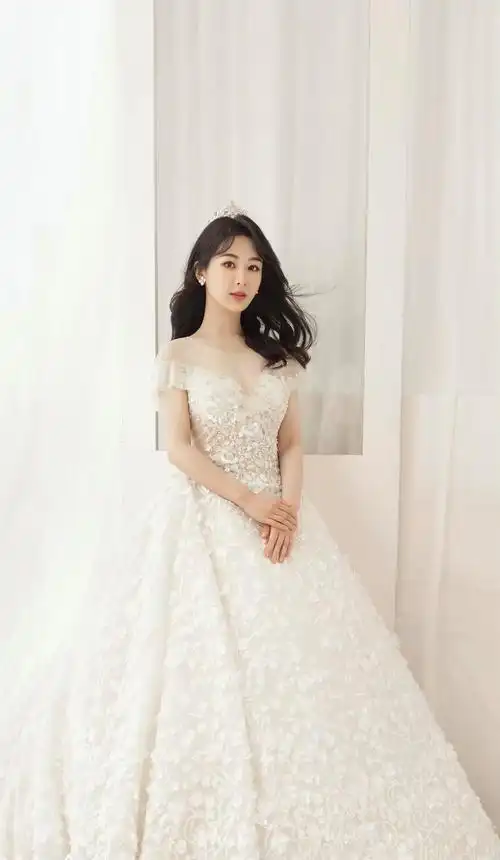 杨紫穿白色婚纱裙也太好看了吧#明星生图大赏