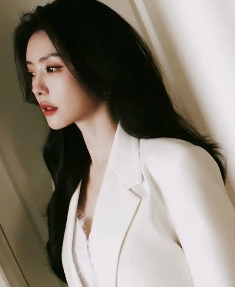 蔡文静白色长裙写真,用身材完美地诠释了性感与优雅并存,美爆了!