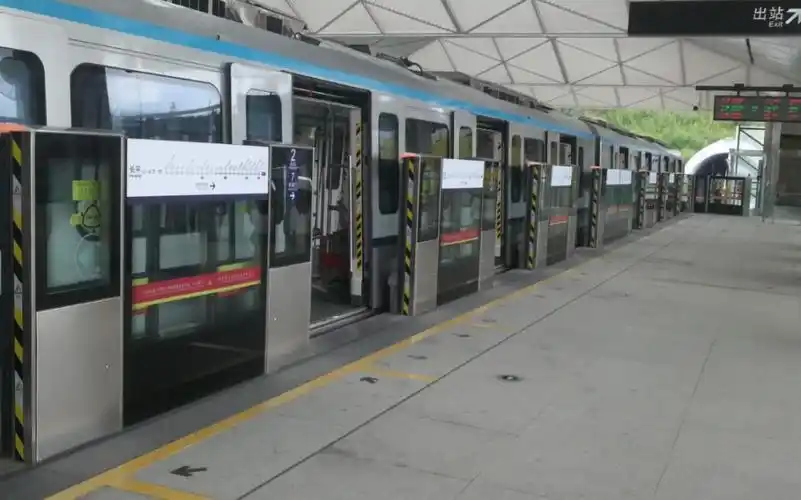 翻山越岭广州地铁21号线镇龙长平区间路段侧面pov