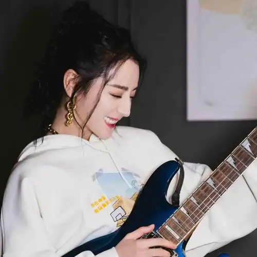 迪丽热巴活力气质头像