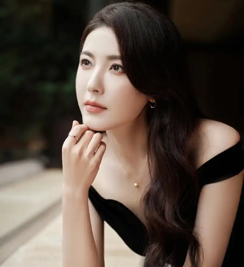 曾黎,中戏校花,被誉为两百年美女,昨晚在央视跨年晚会惊艳全场.