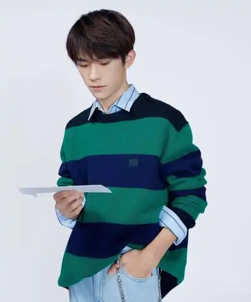 原创易烊千玺写真照曝光穿衬衫配绿色针织衫清新活力似大学校草