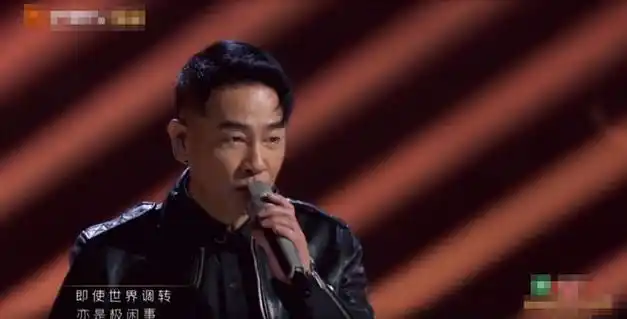 陈小春气场强大,休闲搭配依然很帅气,不愧是不老男星|皮衣|发型|衬衫