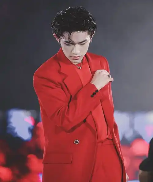 70岁的易烊千玺会是什么样看到照片粉丝炸锅真的太意外了