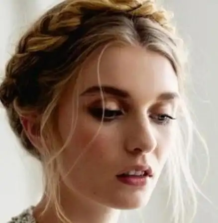 盘出的盘辫发型超美超迷人,整体的头发先进行几股编辫子的造型之后,盘