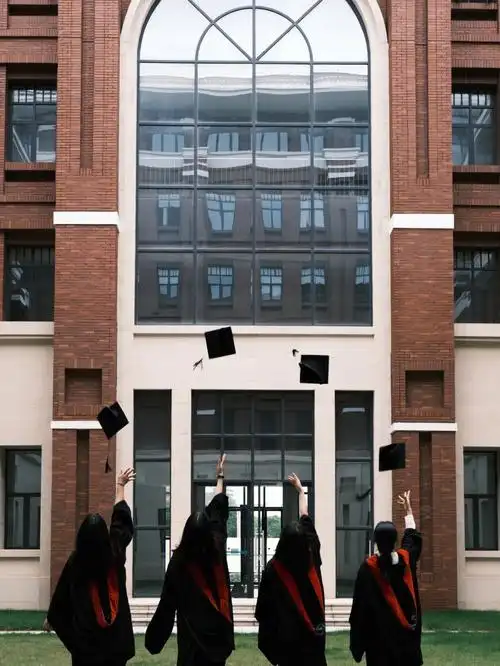 中山大学把学士帽抛出了好看的弧线