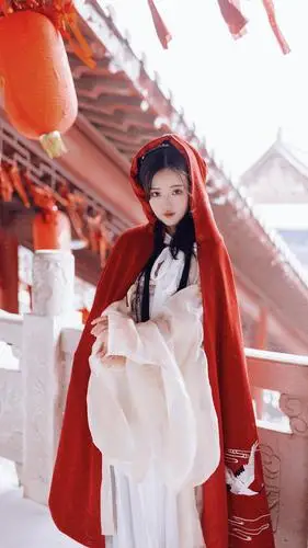 古装红衣女子