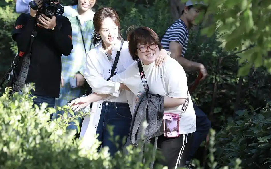 杨紫工作间隙"调戏"胖助理,捏对方脸蛋超调皮