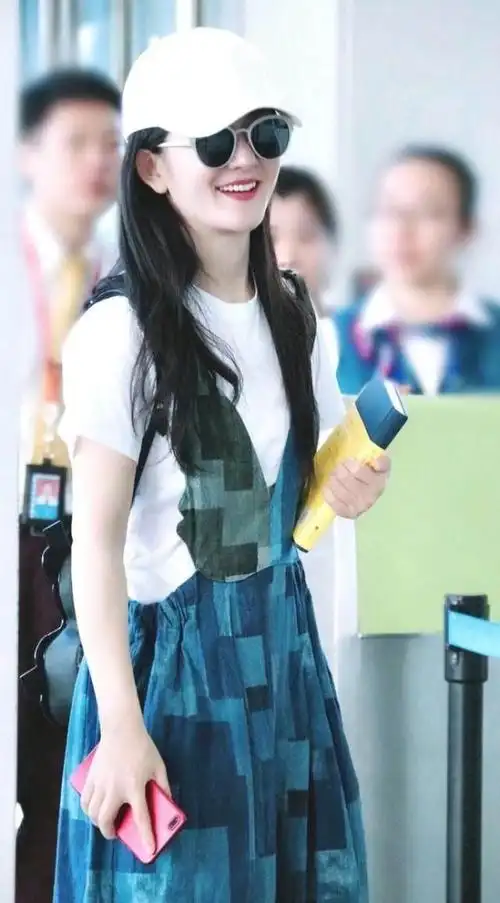 谢娜素装现身机场 白色条纹t恤配黑色阔腿裤插图3
