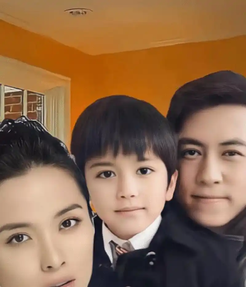 靳东一家三口,二婚老婆长像清秀太有气质,儿子颜值超高似混血,一家三