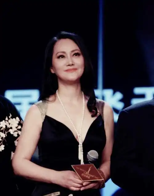 大宋佳:丈夫患病和女儿离开,转身去美国嫁地产大亨,如今怎样了