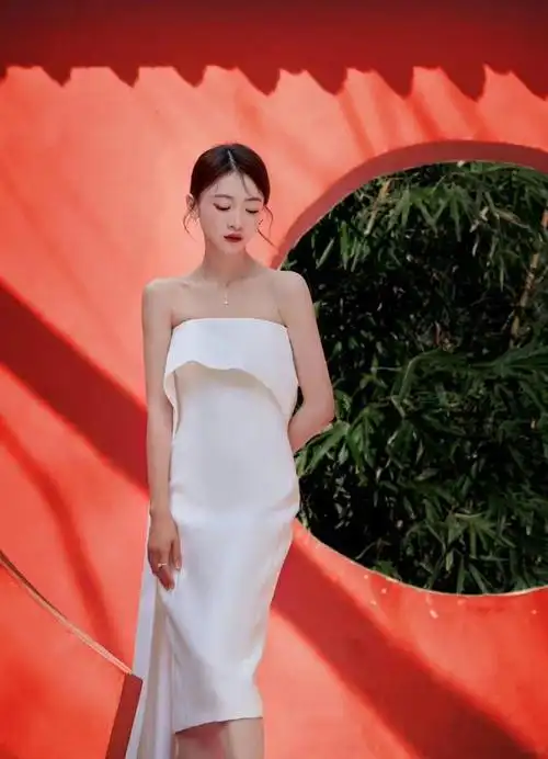 吴谨言气质太好了,一袭珍珠缎面礼服优雅贵气,置身园林尽显温婉|抹胸