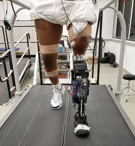 [视频]新型机械义肢亮相:更安静,摆动更灵活 续航更持久