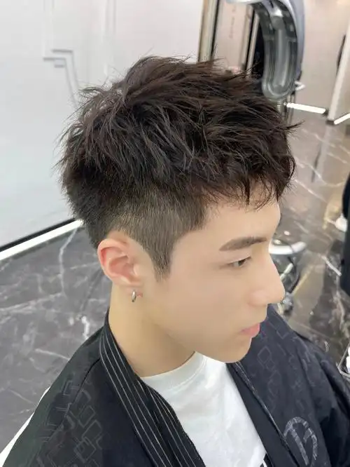 也可以出门肥肠的方便～钢夹烫还是很适合男生的一种发型烫了显的人