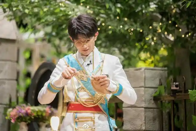 王源穿王子装戴皇冠显贵族气质 低头侧颜杀|王源|贵族-大陆