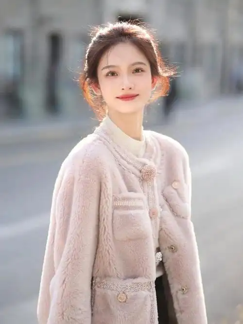 40岁的女人,尽量多穿基础款的衣服,气质明显提升,拍照年轻貌美