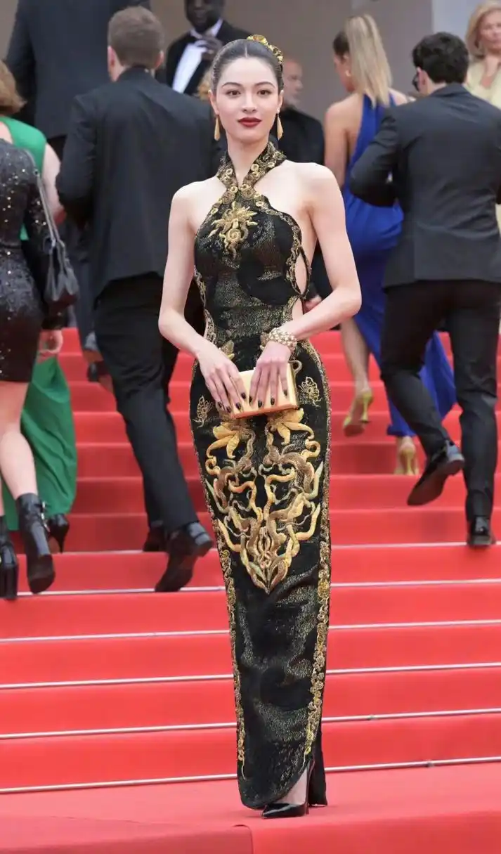钟楚曦亮相戛纳红毯造型