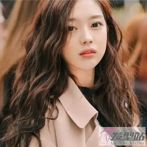 长发女生小波浪卷发型打造不一样的曲线美