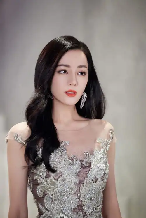 身着国风银色流苏裙#迪丽热巴银色流苏裙#全新演绎"大美筑家"主题片