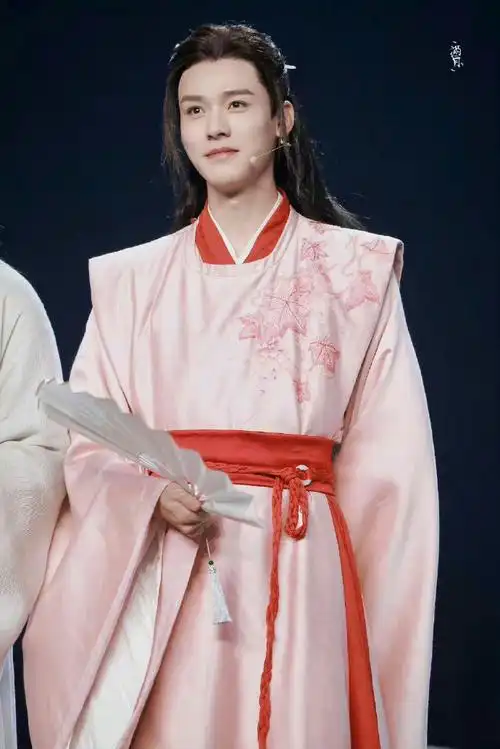 好适合穿粉色##龚俊与粉色适配度#极挑今日路透9615龚俊一袭粉衣