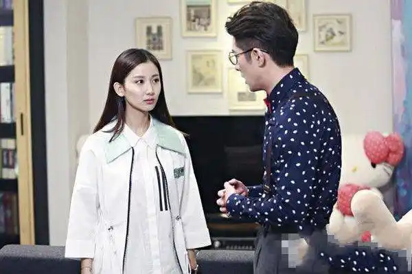 单纯可爱的富二代女生,与顾承泽(姜潮饰)的助手高阳(季肖冰饰)是对