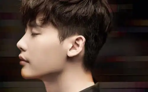 李钟硕细看知美丽,久品解可爱,可以靠脸但他偏要靠演技