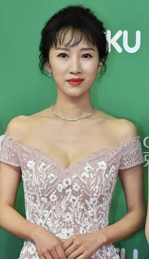 35岁李念真会穿,裸粉色纱裙大秀凹凸身材,"巴掌腰"真迷人|一字肩