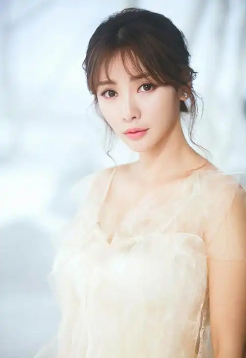 柳岩43岁为啥没人敢追?格外注重身材管理,穿高跟鞋下蹲十分轻松