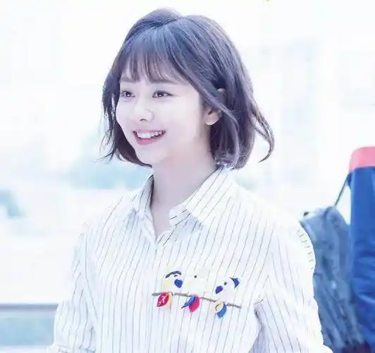 谭松韵是男生的萝莉型女友,穿搭少女感十足,28岁秒变18岁少女_发型