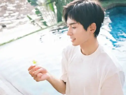 张老师.侧脸不让人活_侧脸_张哲瀚_娱乐_明星娱乐资讯