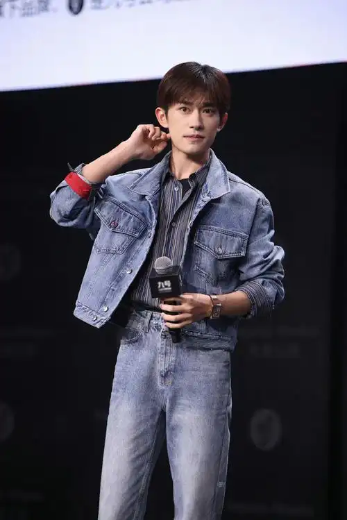 易烊千玺牛仔叠穿##四字 易烊千玺 yyqx 四字弟弟