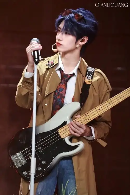 朱志鑫[超话]##愚人节站姐团建##和朱志鑫一起拥抱