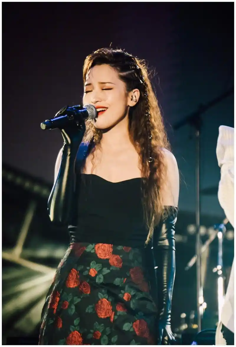 金莎《浪姐》新造型,无刘海瞬间老10岁,"铁刘海"女星还有谁?