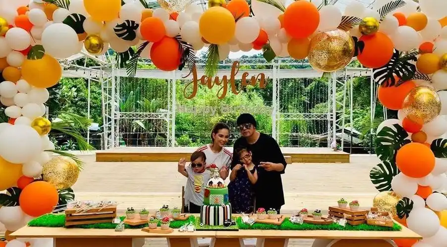 周杰伦撒狗粮晒四口全家福网友你看像不像新专辑封面