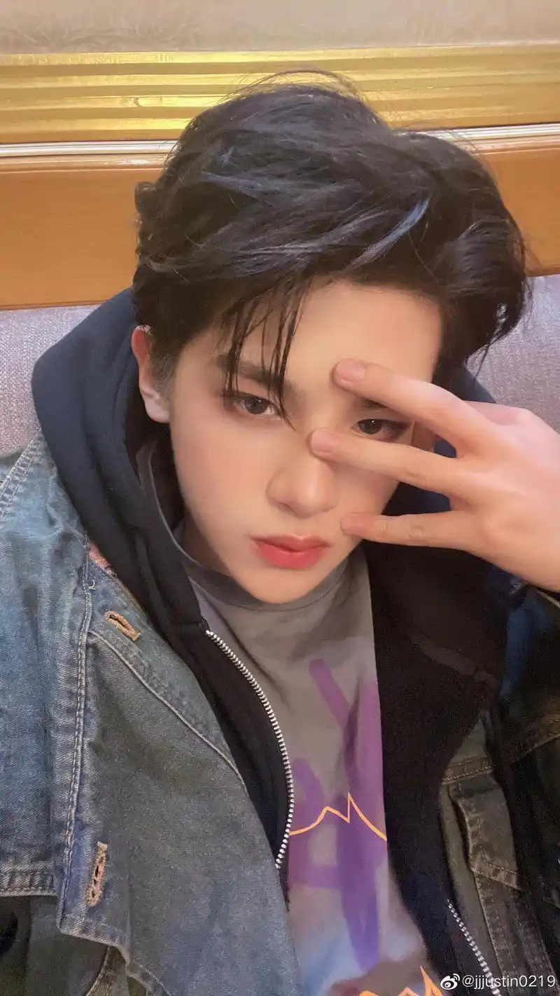 黄明昊晒帅气自拍照用手比3庆祝出道三周年