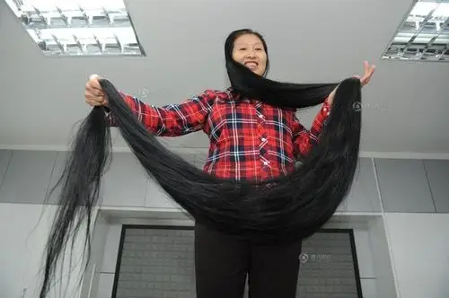 山西女子留发17年长度接近3米 - [中国长发网]