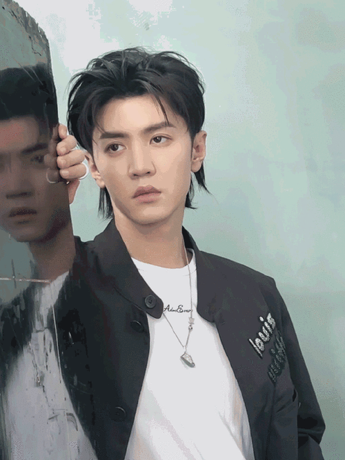 陈哲远狼尾墨镜#谁给陈哲远整的背头狼尾造型啊!