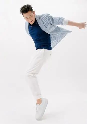 今日(8月8日),钱枫在微博晒出一组肌肉写真,大秀健身成果,型男范儿