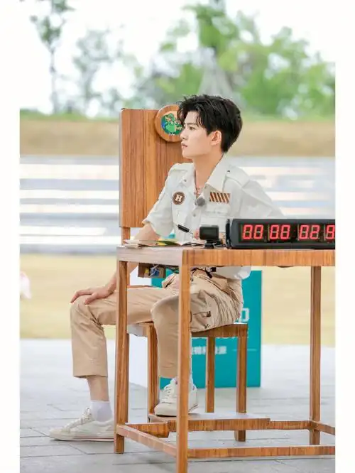 任嘉伦白色帆布鞋白袜